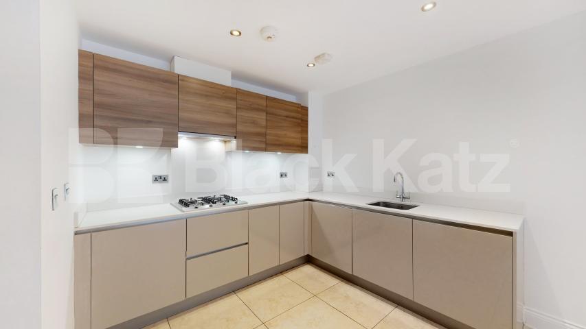 Fantastic 3 bed 2 bath within a private secure development mins to shops Davis House, Huguenot Drive , Palmers Green